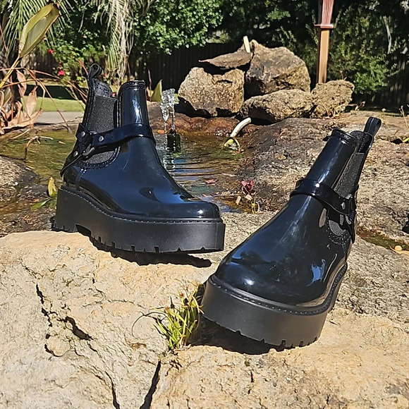 Zodiac Women's Carter Lugged Sole Slip On Booties - Picture 2 of 7